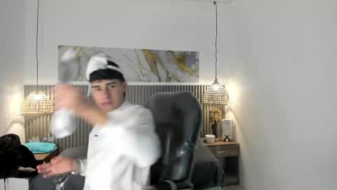 dyla_n18_ online show from May 3, 2026, 6:58 pm