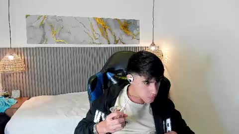 dyla_n18_ online show from July 24, 2026, 7:34 pm