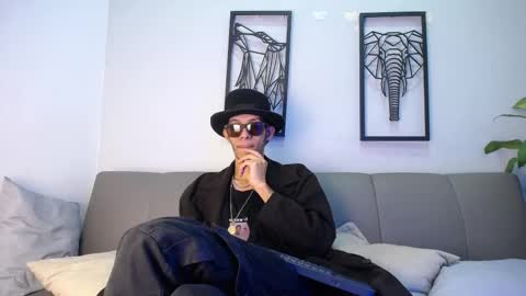 dylan_scotts online show from October 18, 2025, 9:54 am