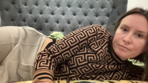 Nadia Ferreira  online show from December 8, 2024, 7:54 pm