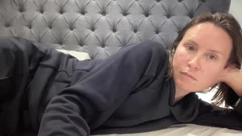 Nadia Ferreira  online show from October 4, 2025, 6:50 pm