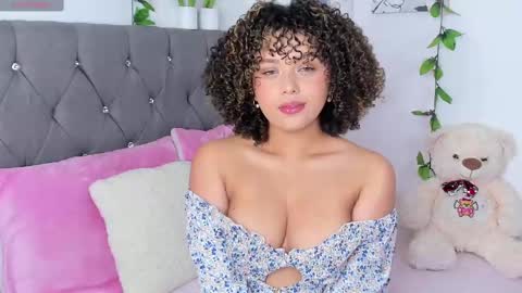 Snapshot of ebony_curly2 chatting on February 16, 2025, 10:43 pm isa online show from February 16, 2025, 10:43 pm