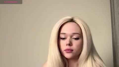 Mia online show from March 28, 2026, 7:13 pm