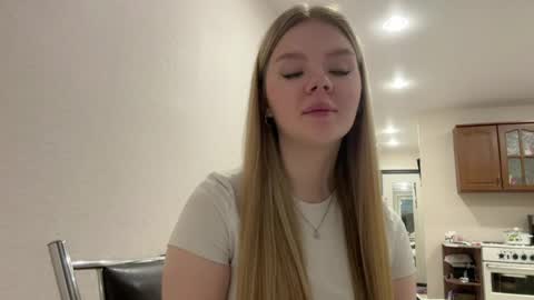 Mia online show from April 8, 2026, 12:49 pm