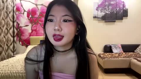 Snapshot of edinabluett chatting on April 16, 2026, 5:25 pm Eri online show from April 16, 2026, 5:25 pm