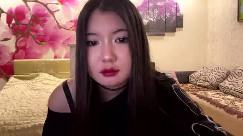 Snapshot of edinabluett chatting on April 17, 2026, 6:33 pm Eri online show from April 17, 2026, 6:33 pm