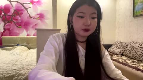 Snapshot of edinabluett chatting on April 18, 2026, 4:22 pm Eri online show from April 18, 2026, 4:22 pm