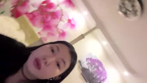 Snapshot of edinabluett chatting on April 20, 2026, 7:04 pm Eri online show from April 20, 2026, 7:04 pm