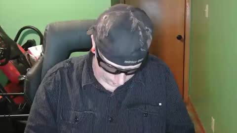 edwardaims_2please online show from April 28, 2026, 2:27 am