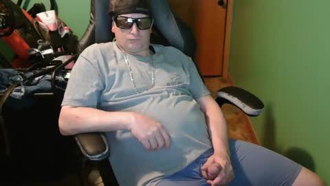 edwardaims_2please online show from April 30, 2026, 2:18 am