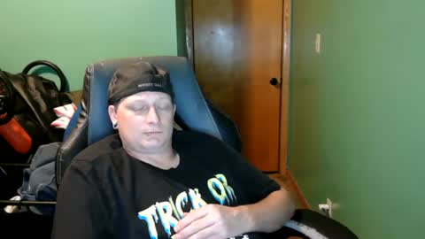 edwardaims_2please online show from July 25, 2026, 3:37 am