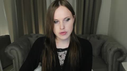 Effie Mur online show from May 2, 2026, 8:47 pm