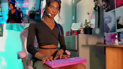 effy_marinn online show from September 19, 2025, 1:01 pm
