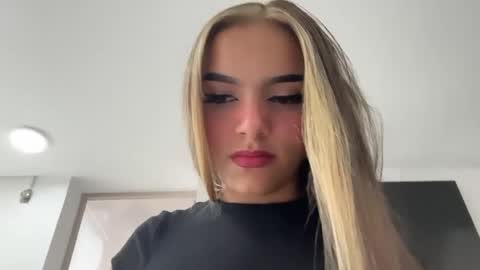 eimy_rosse18 online show from May 8, 2026, 1:49 pm