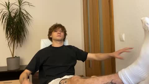 Snapshot of eitanhere chatting on December 3, 2024, 5:12 pm Eitan online show from December 3, 2024, 5:12 pm