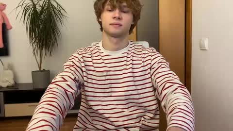 Snapshot of eitanhere chatting on December 11, 2024, 2:33 pm Eitan online show from December 11, 2024, 2:33 pm