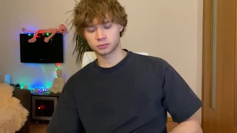 Snapshot of eitanhere chatting on December 31, 2024, 2:14 pm Eitan online show from December 31, 2024, 2:14 pm