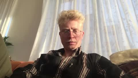 Snapshot of el_thunder chatting on January 12, 2025, 2:52 pm MrE online show from January 12, 2025, 2:52 pm