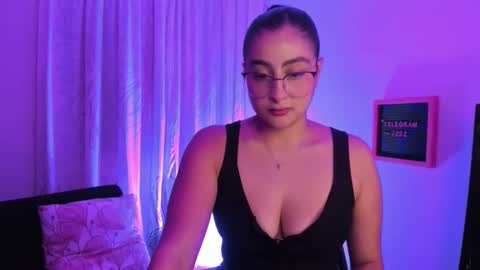 Snapshot of elaia222 chatting on October 22, 2025, 3:51 am Elaia online show from October 22, 2025, 3:51 am