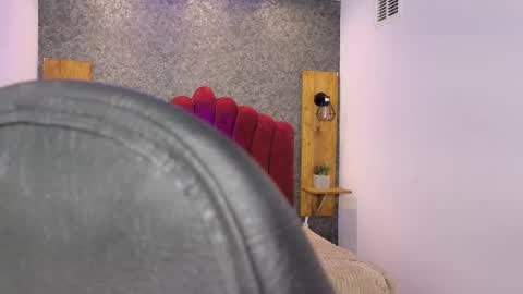 Elaia online show from November 26, 2025, 3:07 am