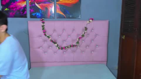 Elan Giralon online show from December 3, 2025, 9:57 pm