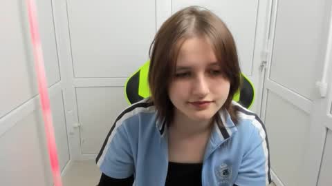 Snapshot of elara_muse chatting on April 22, 2026, 7:00 am Evie online show from April 22, 2026, 7:00 am