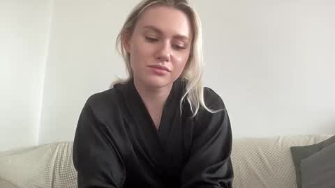 elaraluxxxe online show from October 14, 2025, 10:05 am