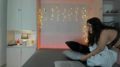 Snapshot of elarey_ chatting on April 28, 2026, 12:10 pm elarey_ online show from April 28, 2026, 12:10 pm