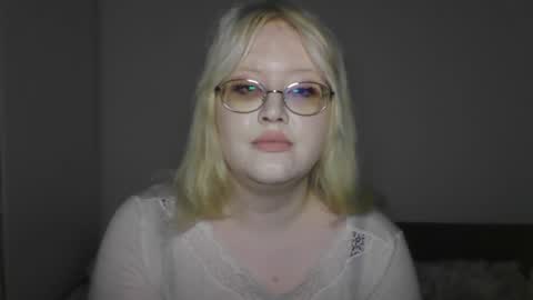 elayne_sweet online show from May 17, 2026, 6:00 am