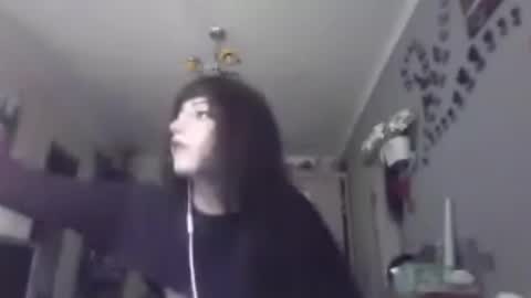 Snapshot of elaynetanton chatting on May 24, 2026, 7:46 am Lia online show from May 24, 2026, 7:46 am