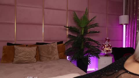 Snapshot of eleineblue chatting on December 12, 2024, 10:09 pm Eleine online show from December 12, 2024, 10:09 pm