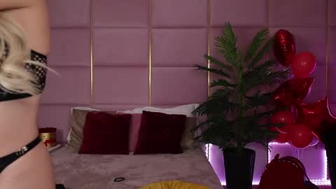 Snapshot of eleineblue chatting on February 21, 2025, 9:54 pm Eleine online show from February 21, 2025, 9:54 pm