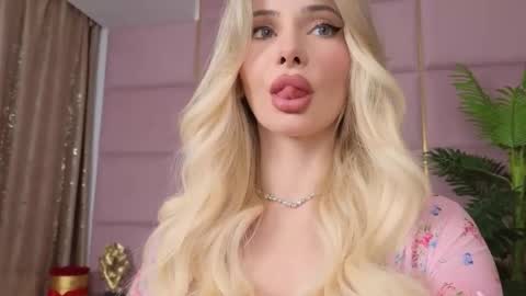 Snapshot of eleineblue chatting on October 3, 2025, 8:50 pm Eleine online show from October 3, 2025, 8:50 pm