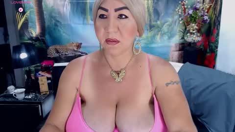 Snapshot of elektra_4_you chatting on October 10, 2025, 12:15 pm XIOMY give LIKE on my page online show from October 10, 2025, 12:15 pm