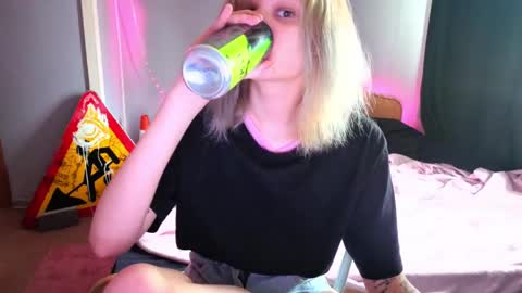 elieiza_xo online show from May 15, 2026, 9:27 am