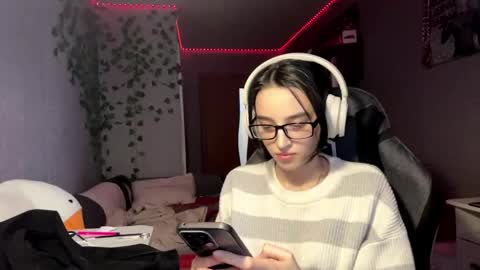 Snapshot of elinorashfield chatting on June 9, 2026, 10:49 am Milica online show from June 9, 2026, 10:49 am
