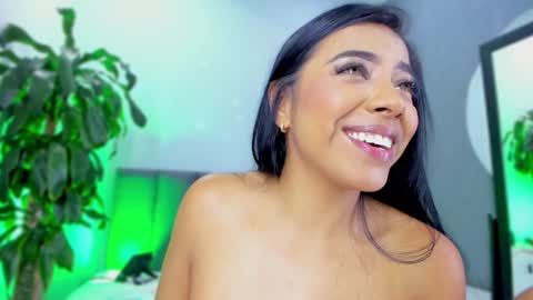Snapshot of elisa_castrillon chatting on December 17, 2024, 12:01 am Elisa online show from December 17, 2024, 12:01 am
