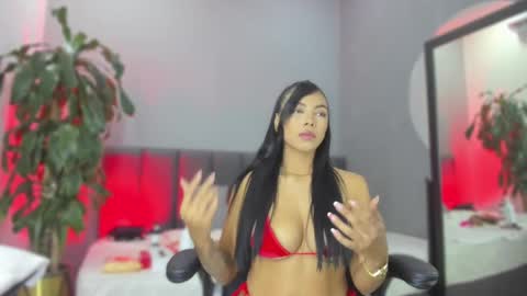 Snapshot of elisa_castrillon chatting on February 22, 2025, 8:42 pm Elisa online show from February 22, 2025, 8:42 pm