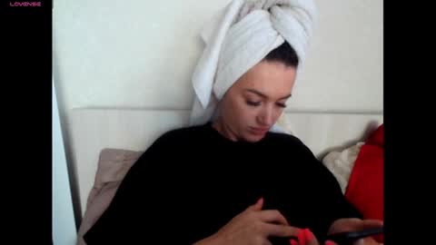 elisa_dove208 online show from October 6, 2025, 7:28 am