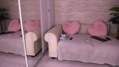 elisabeth_jason online show from July 19, 2026, 5:55 am