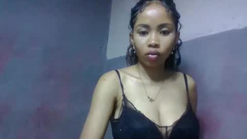 elisabethee online show from April 21, 2026, 2:51 am