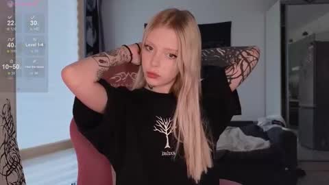 Snapshot of eliza_sadcat chatting on October 31, 2025, 12:50 pm Elizabeth online show from October 31, 2025, 12:50 pm