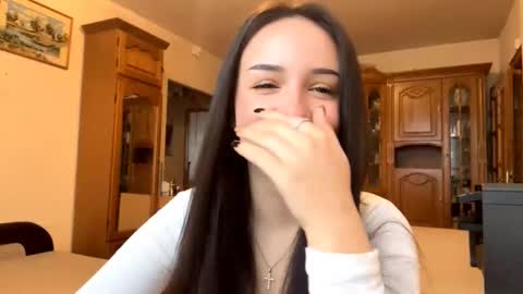 Mia online show from November 28, 2025, 9:23 am