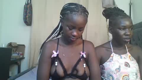 ella8_ online show from June 19, 2026, 9:40 pm