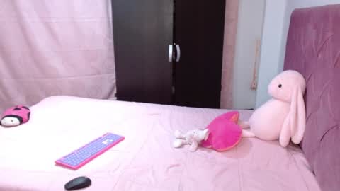 Snapshot of ella_2sweet chatting on January 20, 2025, 5:04 am Ella  online show from January 20, 2025, 5:04 am