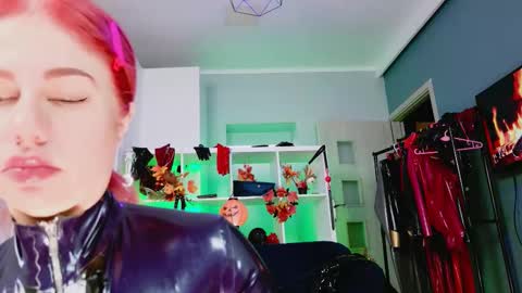 Snapshot of ella_kross chatting on October 9, 2025, 3:26 am ella_kross online show from October 9, 2025, 3:26 am