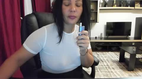 Ella online show from December 21, 2025, 2:24 pm