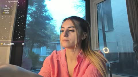 ella_vee online show from November 20, 2025, 6:24 am