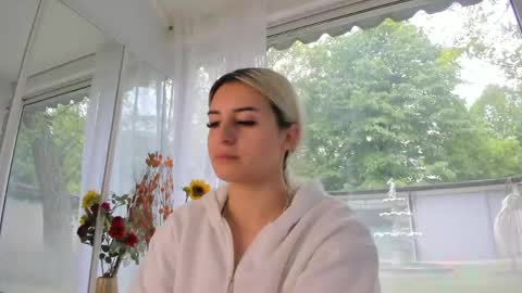 ella_vee online show from May 2, 2026, 5:34 am