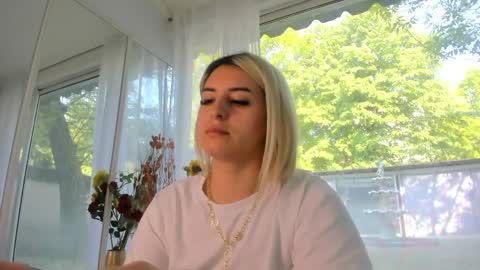 ella_vee online show from May 5, 2026, 6:43 am